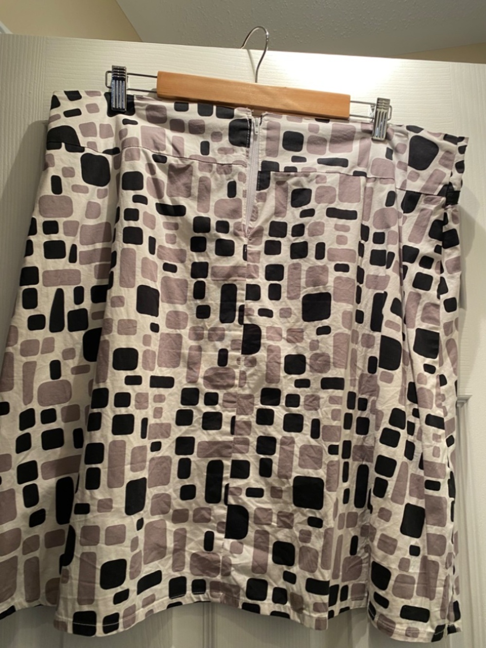 Patterned Knee-Length Skirt - Picture 3 of 4